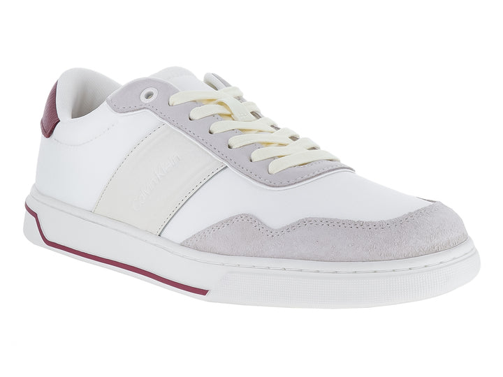 Tenis blancos Calvin Klein de corte bajo con detalles en gamuza gris y acentos en color guinda.
