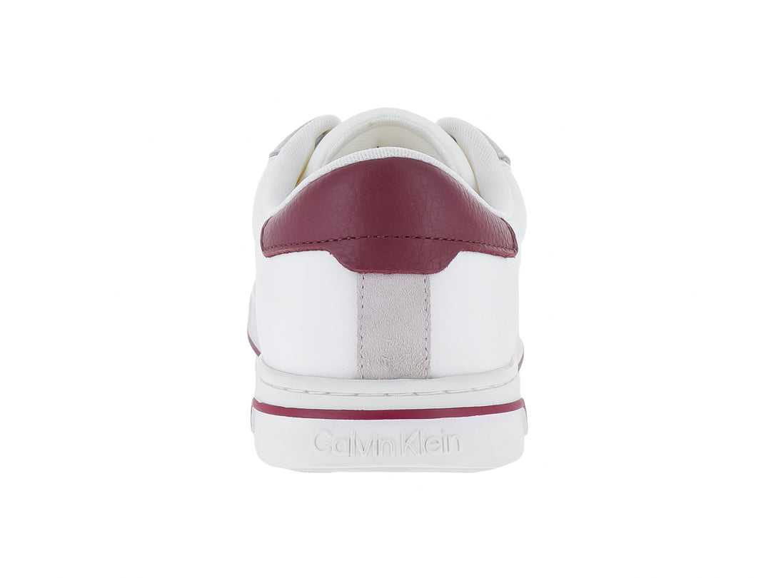 Tenis blancos Calvin Klein de corte bajo con detalles en gamuza gris y acentos en color guinda.