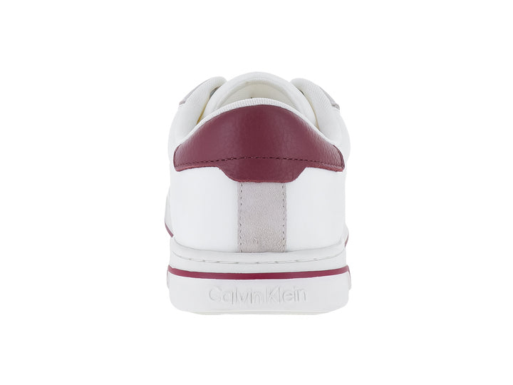 Tenis blancos Calvin Klein de corte bajo con detalles en gamuza gris y acentos en color guinda.