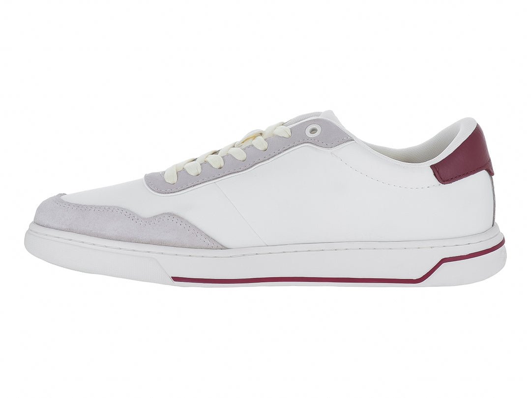 Tenis blancos Calvin Klein de corte bajo con detalles en gamuza gris y acentos en color guinda.