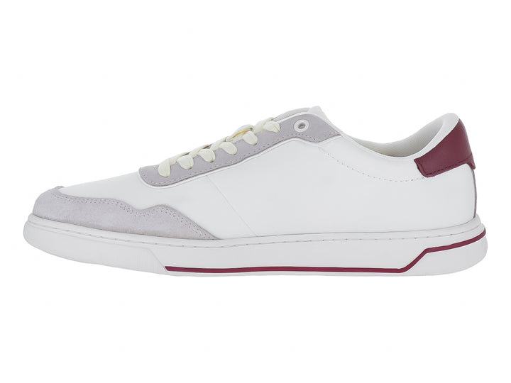 Tenis blancos Calvin Klein de corte bajo con detalles en gamuza gris y acentos en color guinda.