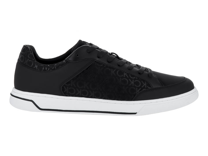 Tenis Calvin Klein color negro con monograma y suela blanca, diseño de corte bajo con cordones.