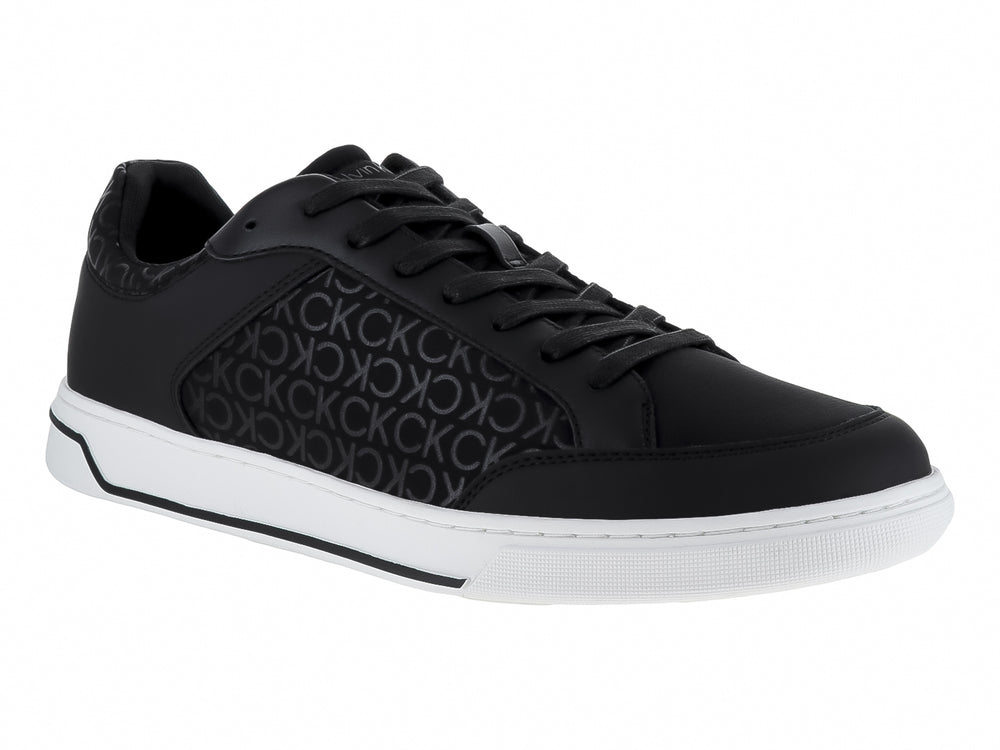 Tenis Calvin Klein color negro con monograma y suela blanca, diseño de corte bajo con cordones.
