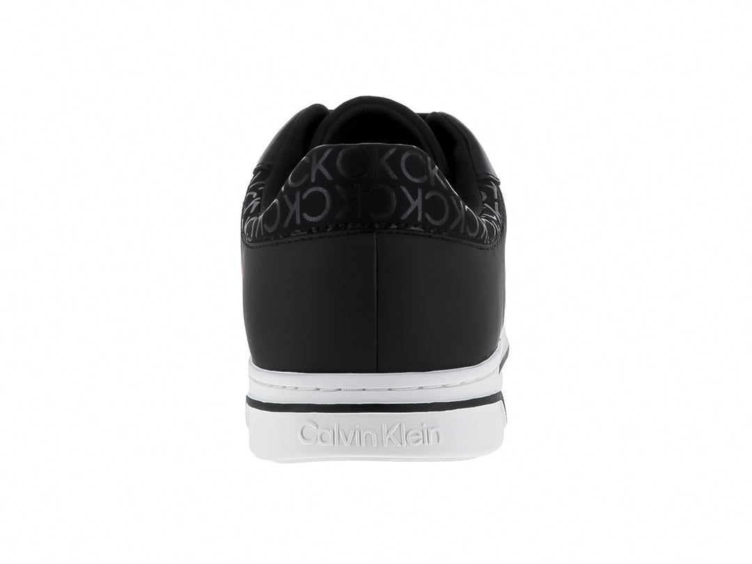 Tenis Calvin Klein color negro con monograma y suela blanca, diseño de corte bajo con cordones.