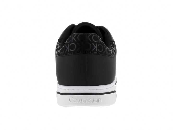 Tenis Calvin Klein color negro con monograma y suela blanca, diseño de corte bajo con cordones.