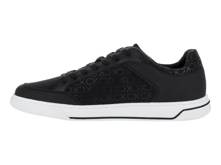 Tenis Calvin Klein color negro con monograma y suela blanca, diseño de corte bajo con cordones.
