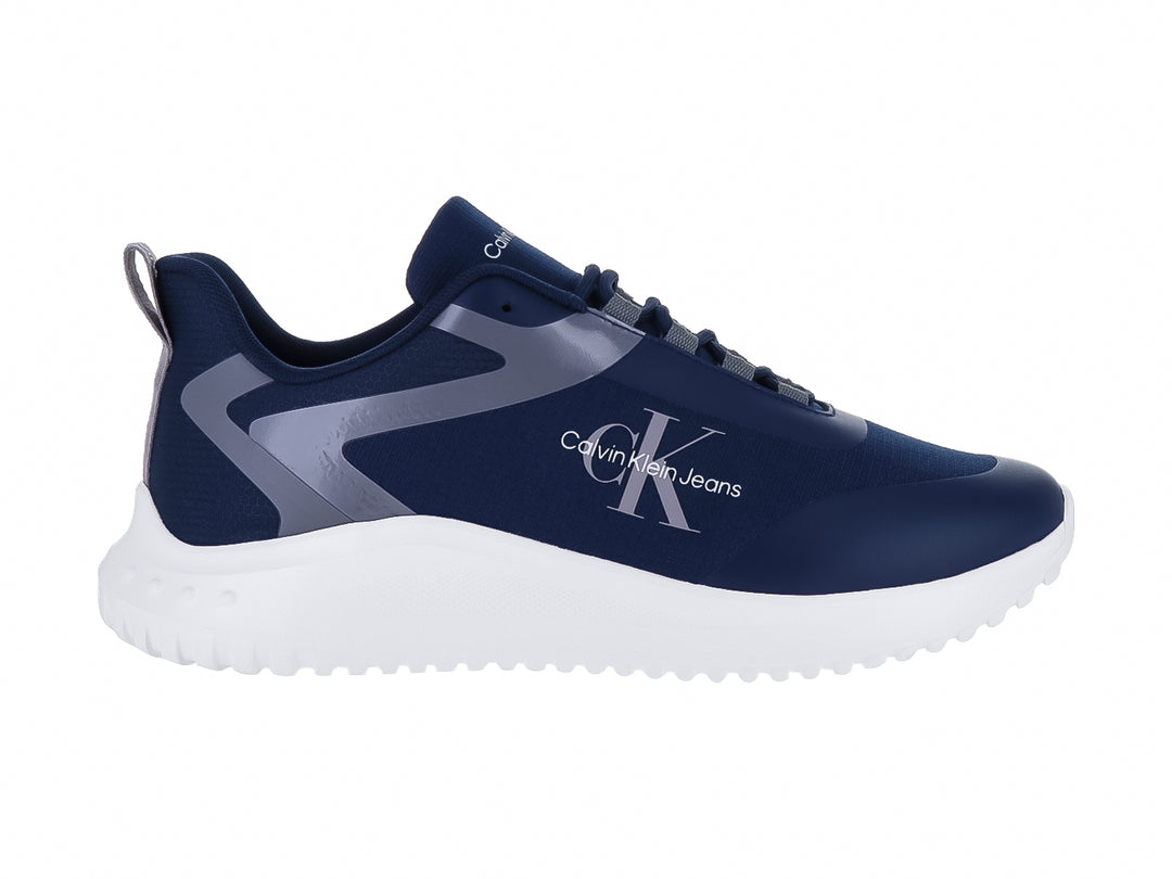Tenis deportivos Calvin Klein en color azul marino con suela blanca y logotipo lateral.