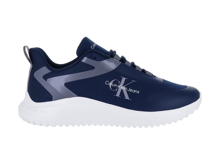 Tenis deportivos Calvin Klein en color azul marino con suela blanca y logotipo lateral.