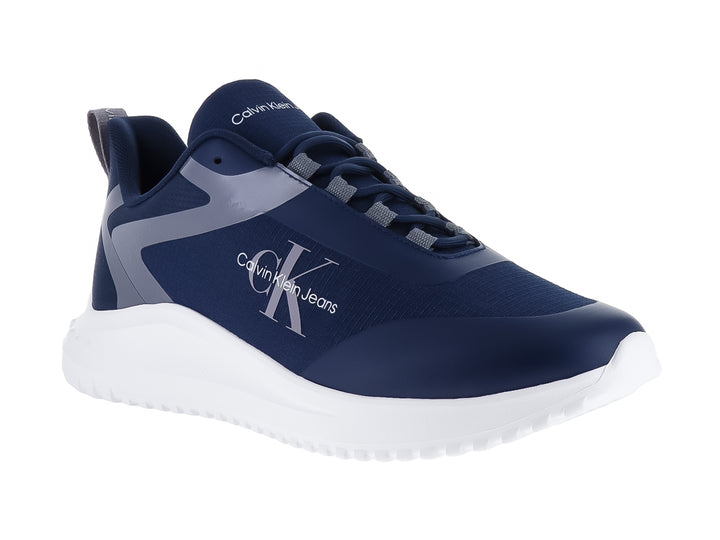 Tenis deportivos Calvin Klein en color azul marino con suela blanca y logotipo lateral.