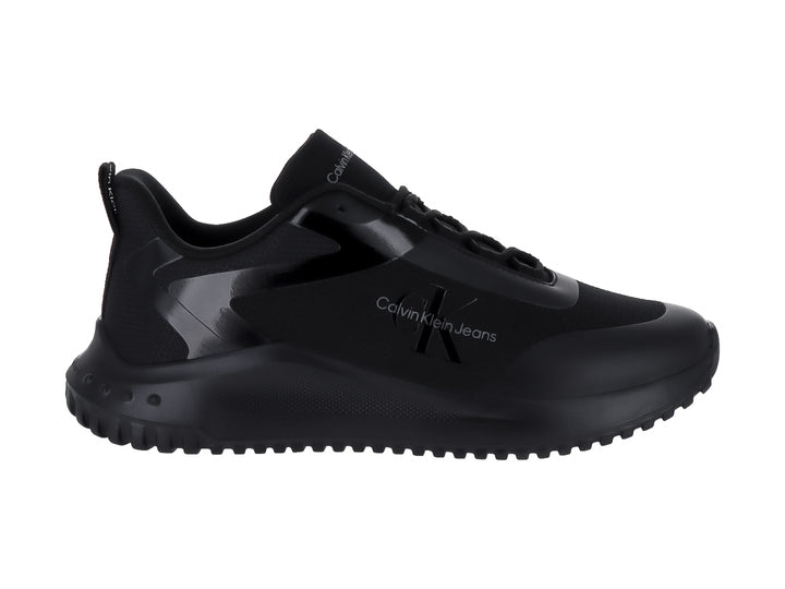 Tenis deportivos Calvin Klein color negro con suela gruesa y detalles brillantes.