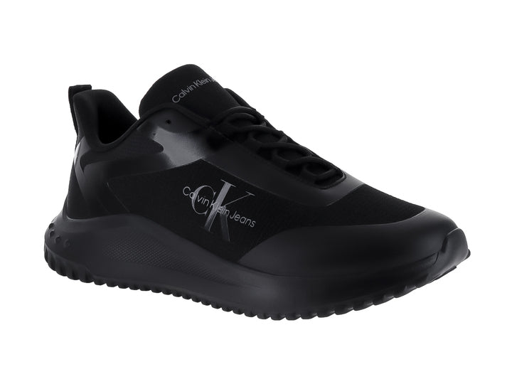Tenis deportivos Calvin Klein color negro con suela gruesa y detalles brillantes.
