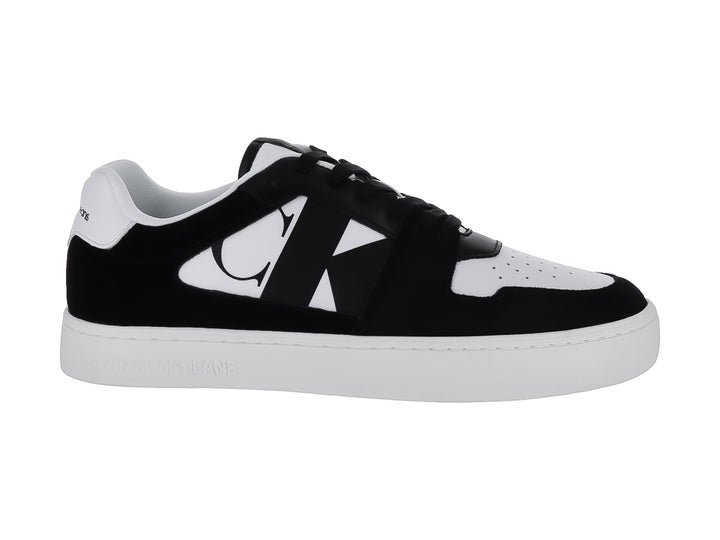 Tenis Calvin Klein modelo Classic Cupsole en colores blanco y negro con suela blanca plana.