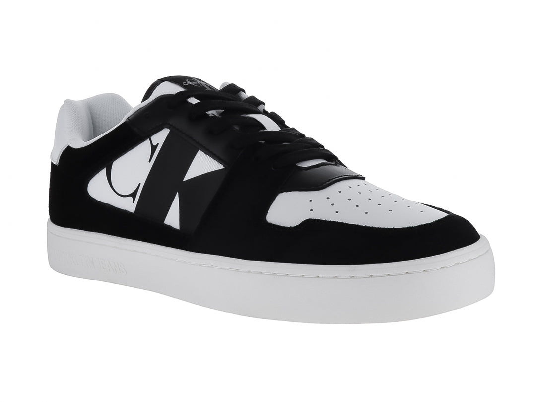 Tenis Calvin Klein modelo Classic Cupsole en colores blanco y negro con suela blanca plana.