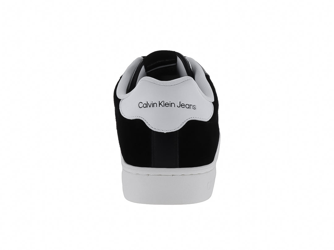Tenis Calvin Klein modelo Classic Cupsole en colores blanco y negro con suela blanca plana.