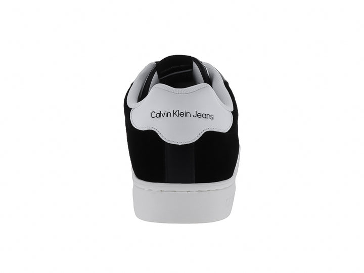 Tenis Calvin Klein modelo Classic Cupsole en colores blanco y negro con suela blanca plana.