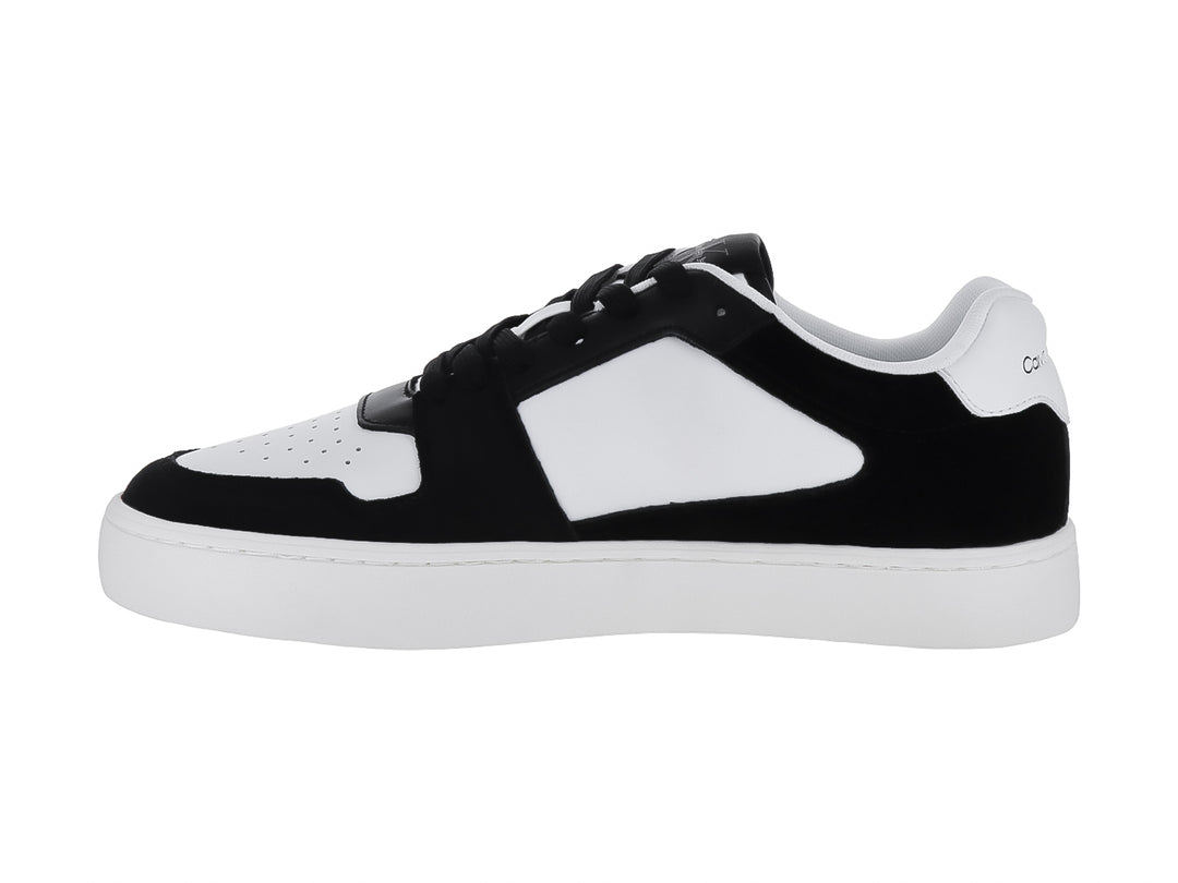 Tenis Calvin Klein modelo Classic Cupsole en colores blanco y negro con suela blanca plana.