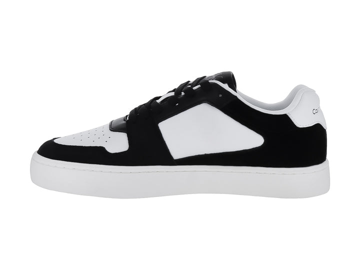 Tenis Calvin Klein modelo Classic Cupsole en colores blanco y negro con suela blanca plana.