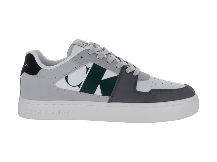 Tenis Calvin Klein en colores blanco y gris con logotipo lateral en verde oscuro y detalle negro en el talón.
