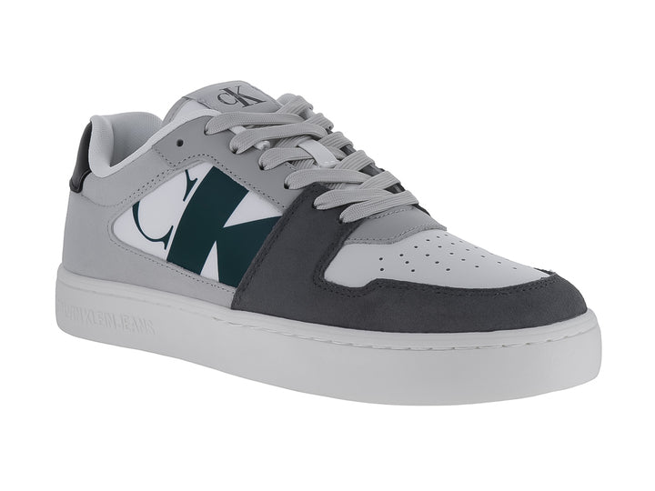 Tenis Calvin Klein en colores blanco y gris con logotipo lateral en verde oscuro y detalle negro en el talón.
