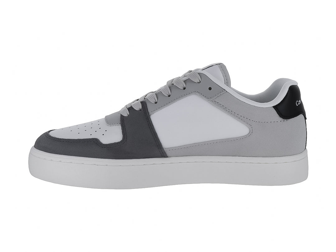Tenis Calvin Klein en colores blanco y gris con logotipo lateral en verde oscuro y detalle negro en el talón.
