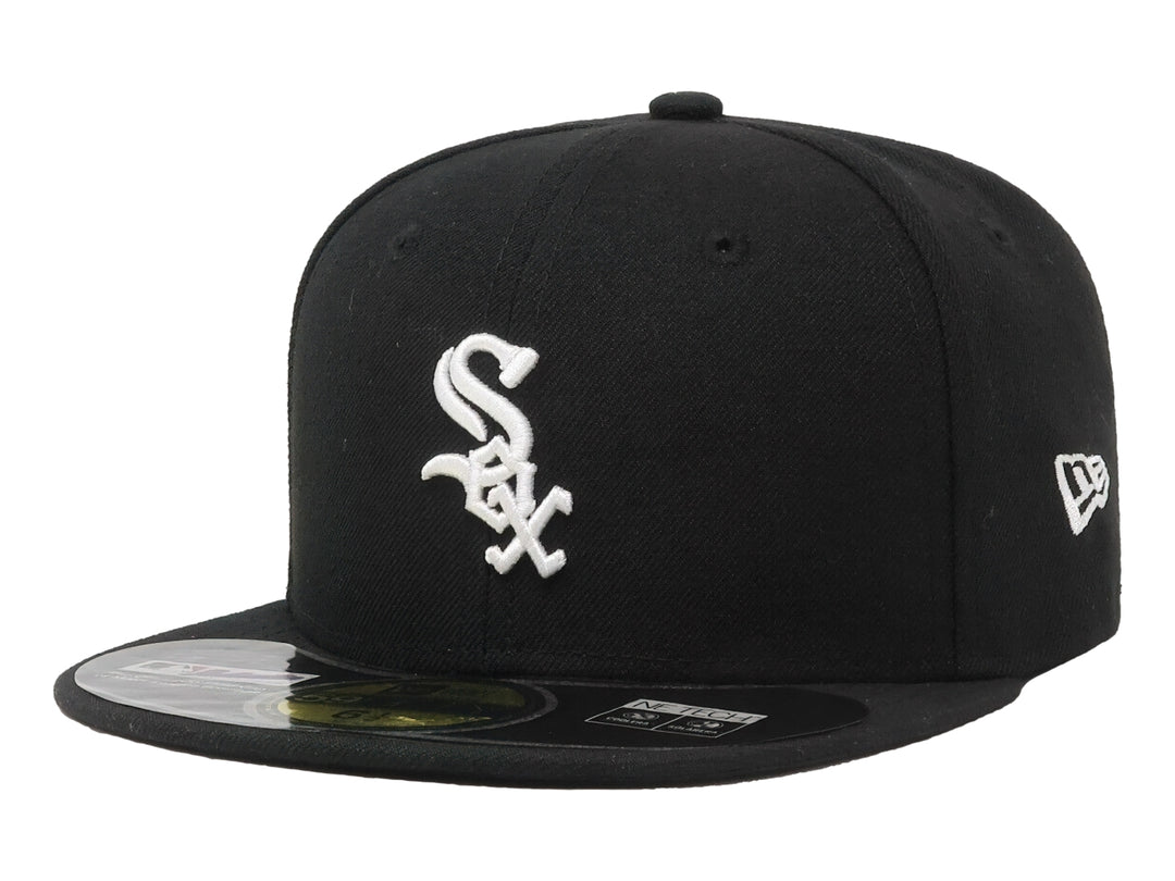 Gorra de béisbol New Era color negro con logotipo blanco bordado al frente y visera plana.