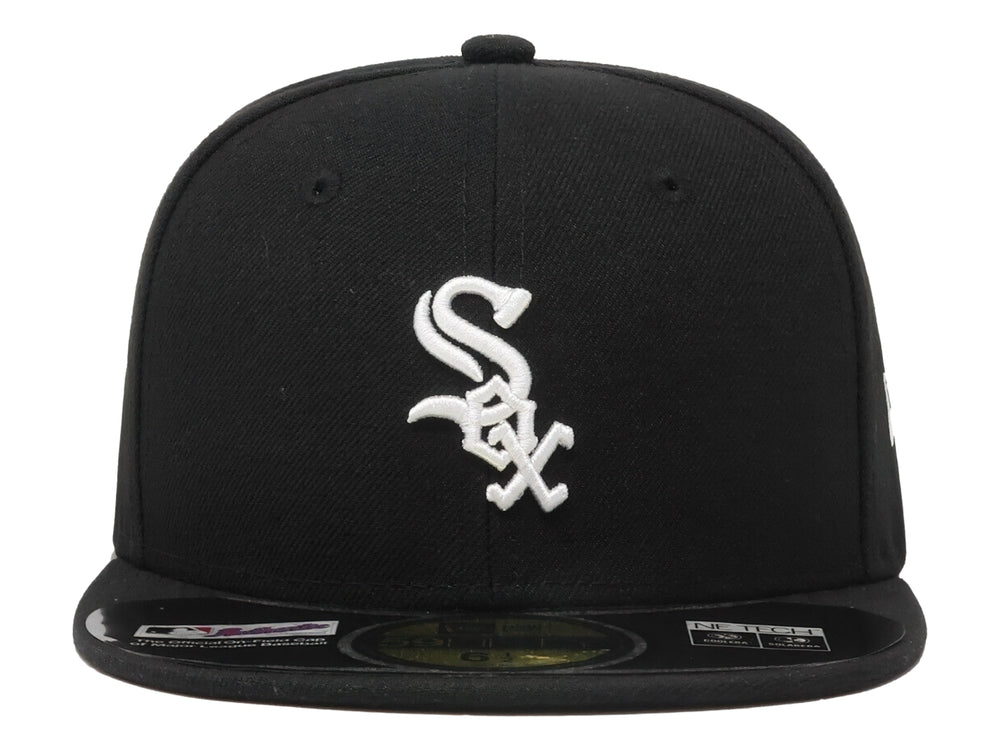 Gorra de béisbol New Era color negro con logotipo blanco bordado al frente y visera plana.