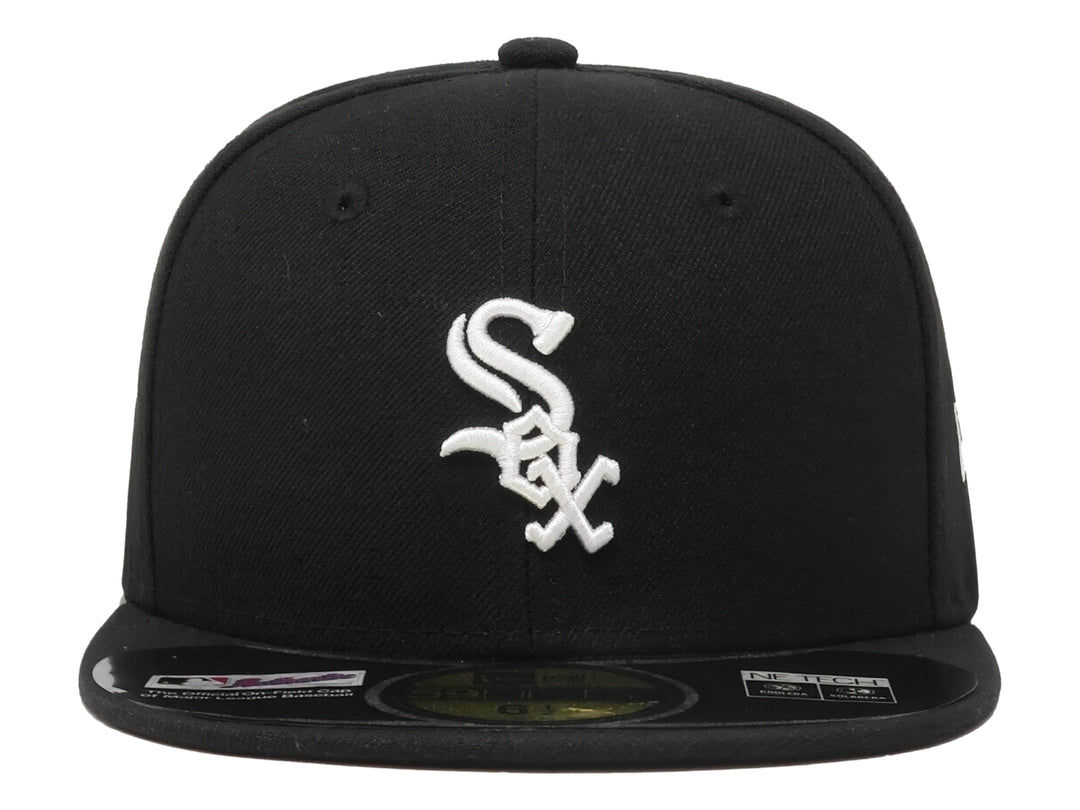 Gorra de béisbol New Era color negro con logotipo blanco bordado al frente y visera plana.