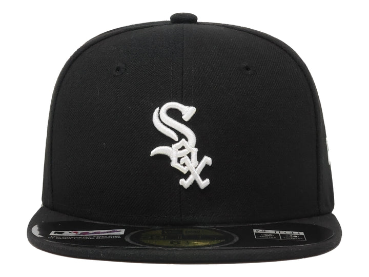 Gorra de béisbol New Era color negro con logotipo blanco bordado al frente y visera plana.