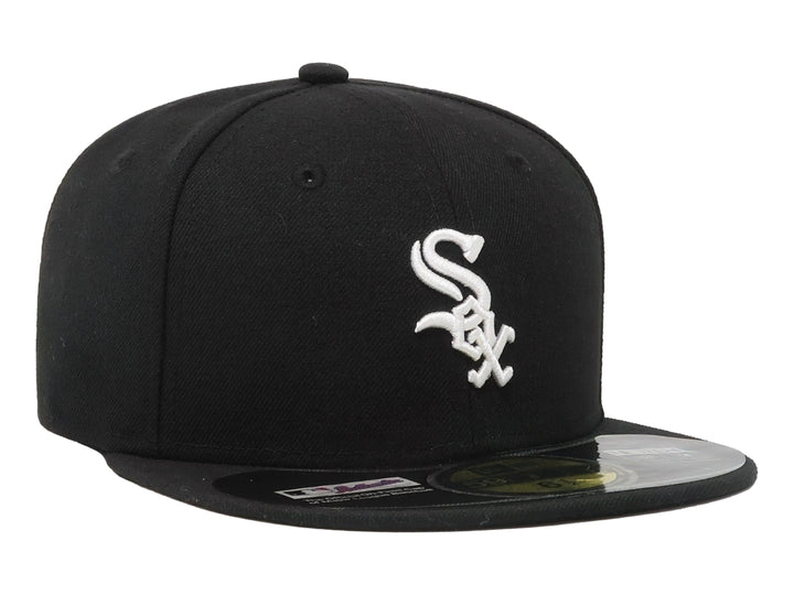Gorra de béisbol New Era color negro con logotipo blanco bordado al frente y visera plana.