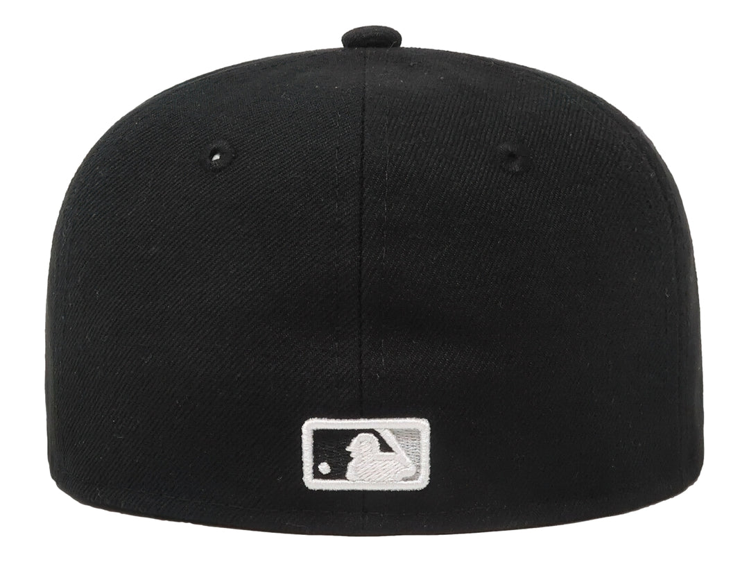 Gorra de béisbol New Era color negro con logotipo blanco bordado al frente y visera plana.