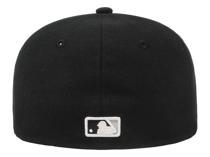 Gorra de béisbol New Era color negro con logotipo blanco bordado al frente y visera plana.