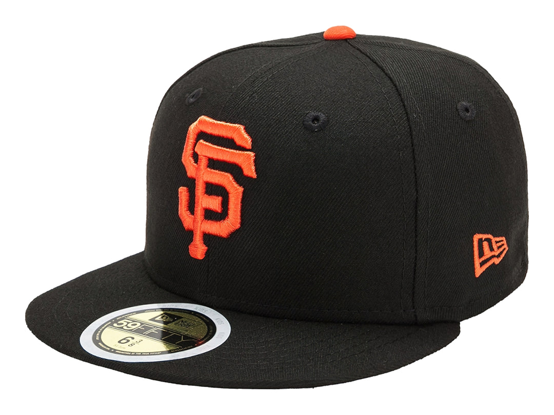 Gorra de béisbol New Era color negro con logotipo bordado en naranja y visera plana.