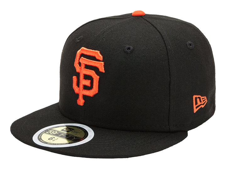 Gorra de béisbol New Era color negro con logotipo bordado en naranja y visera plana.