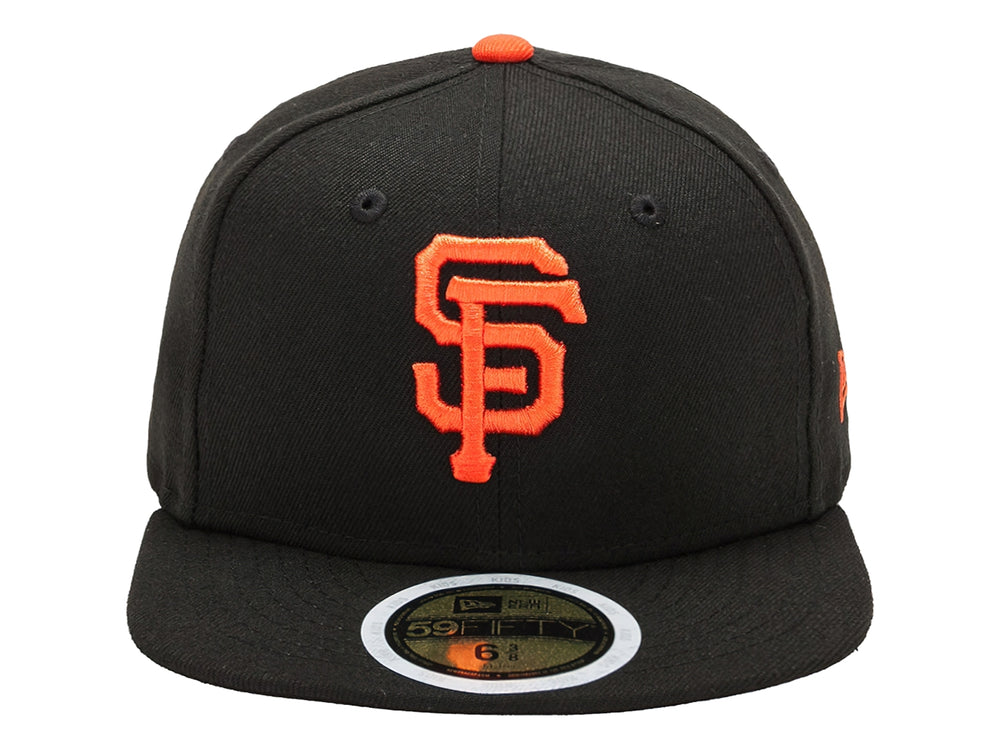 Gorra de béisbol New Era color negro con logotipo bordado en naranja y visera plana.
