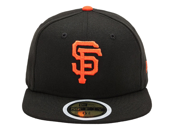 Gorra de béisbol New Era color negro con logotipo bordado en naranja y visera plana.
