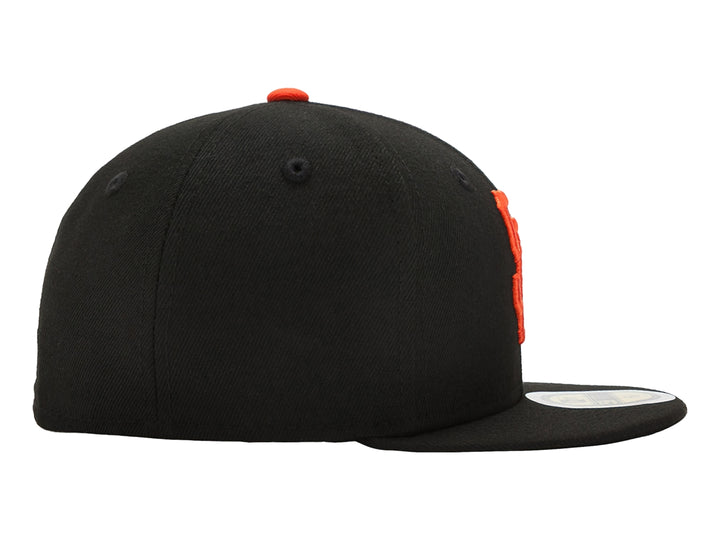 Gorra de béisbol New Era color negro con logotipo bordado en naranja y visera plana.