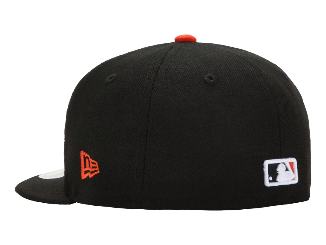 Gorra de béisbol New Era color negro con logotipo bordado en naranja y visera plana.