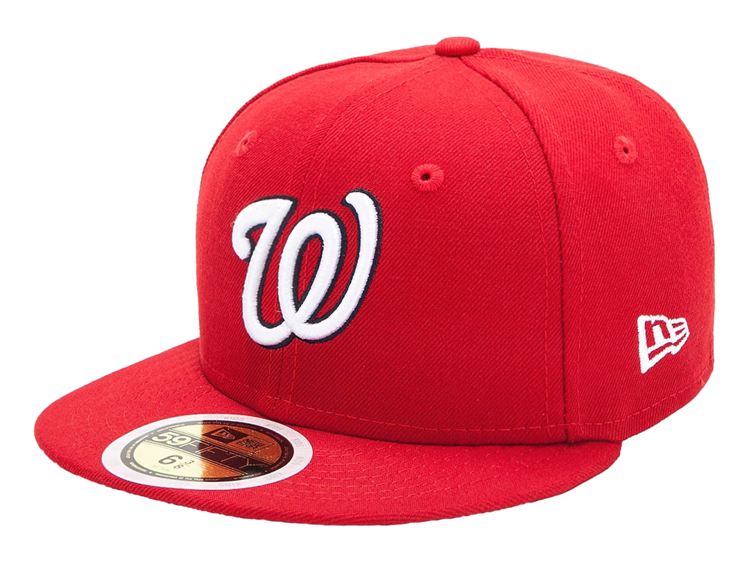 Gorra de béisbol New Era color rojo con logotipo blanco bordado en el frente y visera plana.