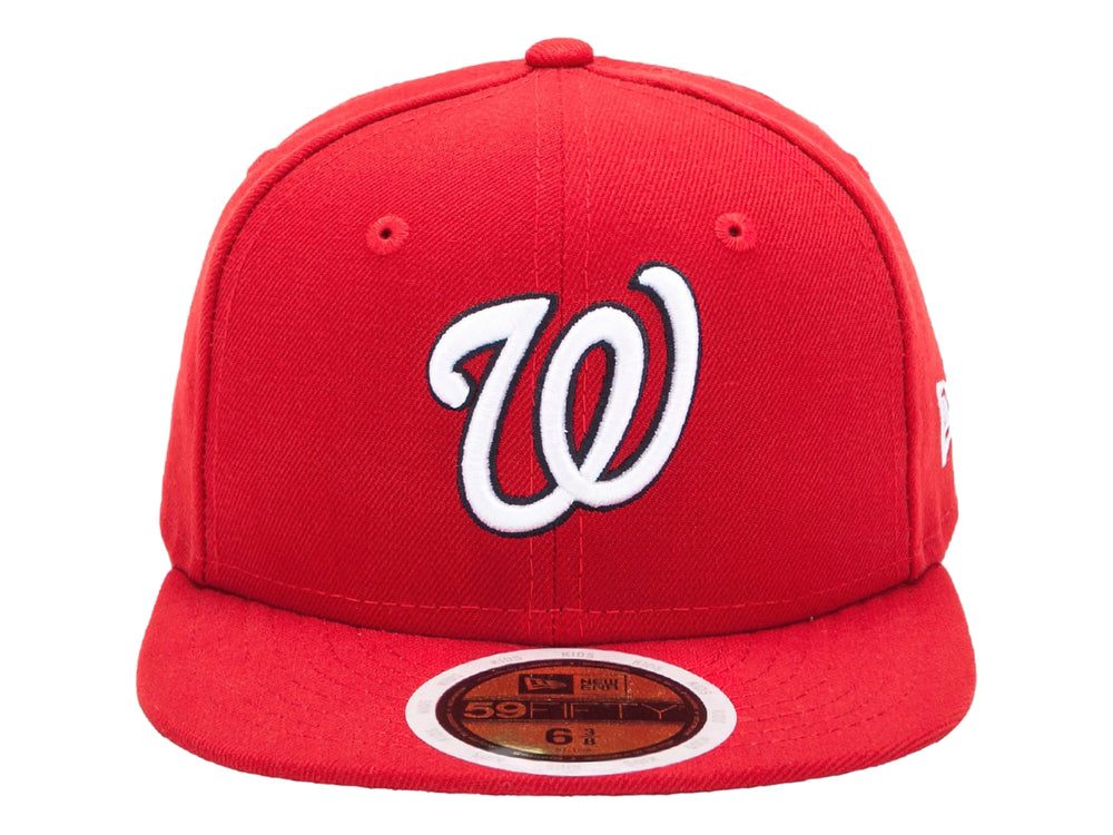 Gorra de béisbol New Era color rojo con logotipo blanco bordado en el frente y visera plana.