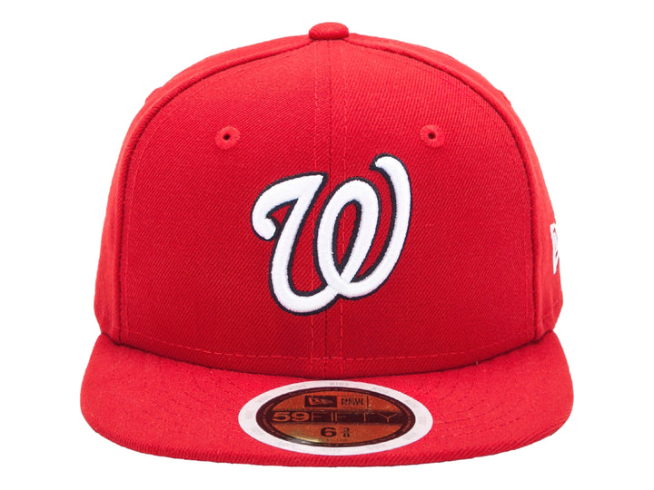 Gorra de béisbol New Era color rojo con logotipo blanco bordado en el frente y visera plana.