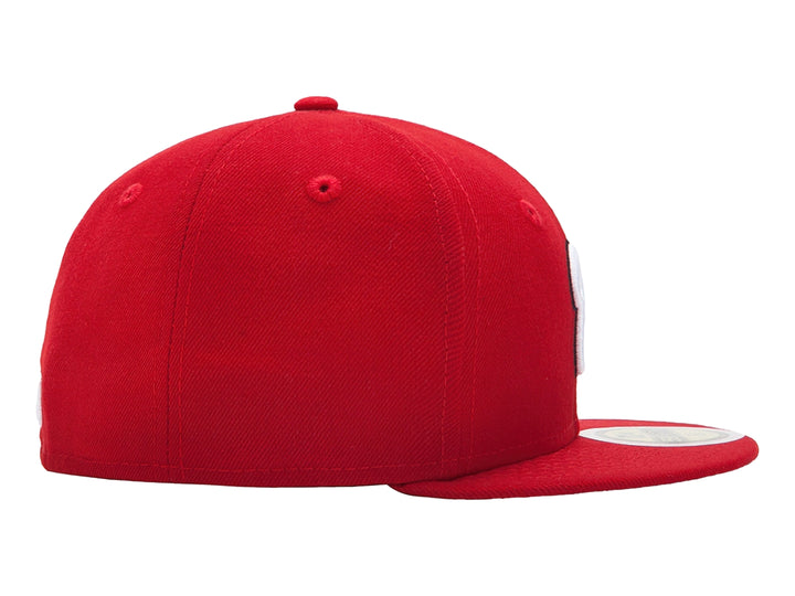 Gorra de béisbol New Era color rojo con logotipo blanco bordado en el frente y visera plana.