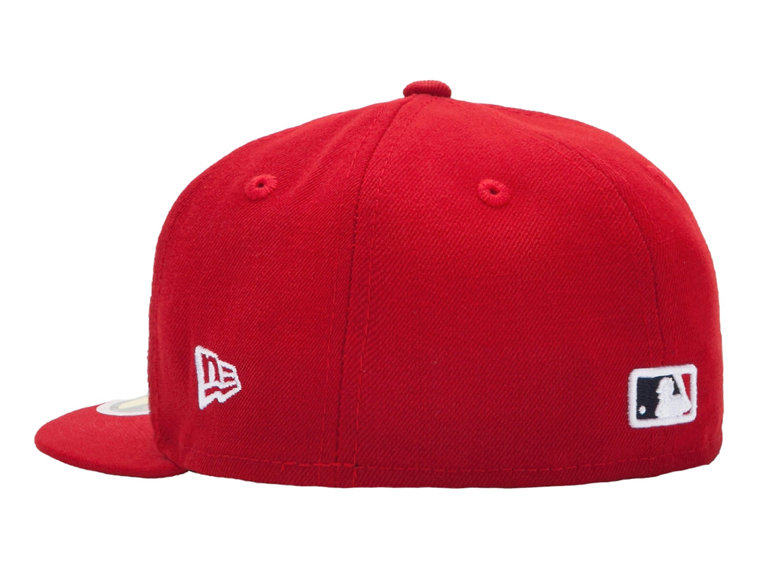 Gorra de béisbol New Era color rojo con logotipo blanco bordado en el frente y visera plana.