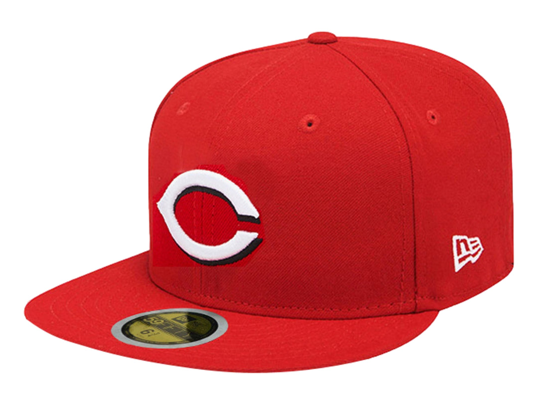 Gorra roja New Era con visera plana y logotipo bordado en blanco y rojo en el frente.