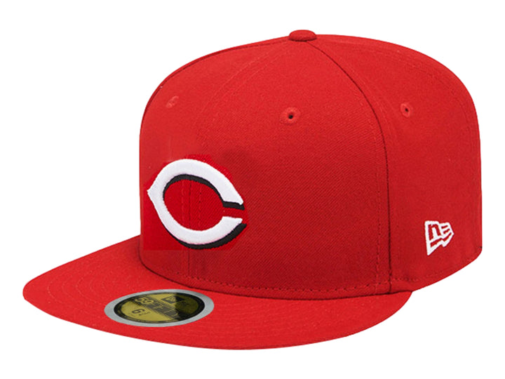 Gorra roja New Era con visera plana y logotipo bordado en blanco y rojo en el frente.
