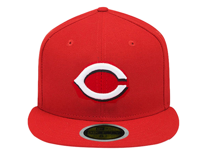 Gorra roja New Era con visera plana y logotipo bordado en blanco y rojo en el frente.