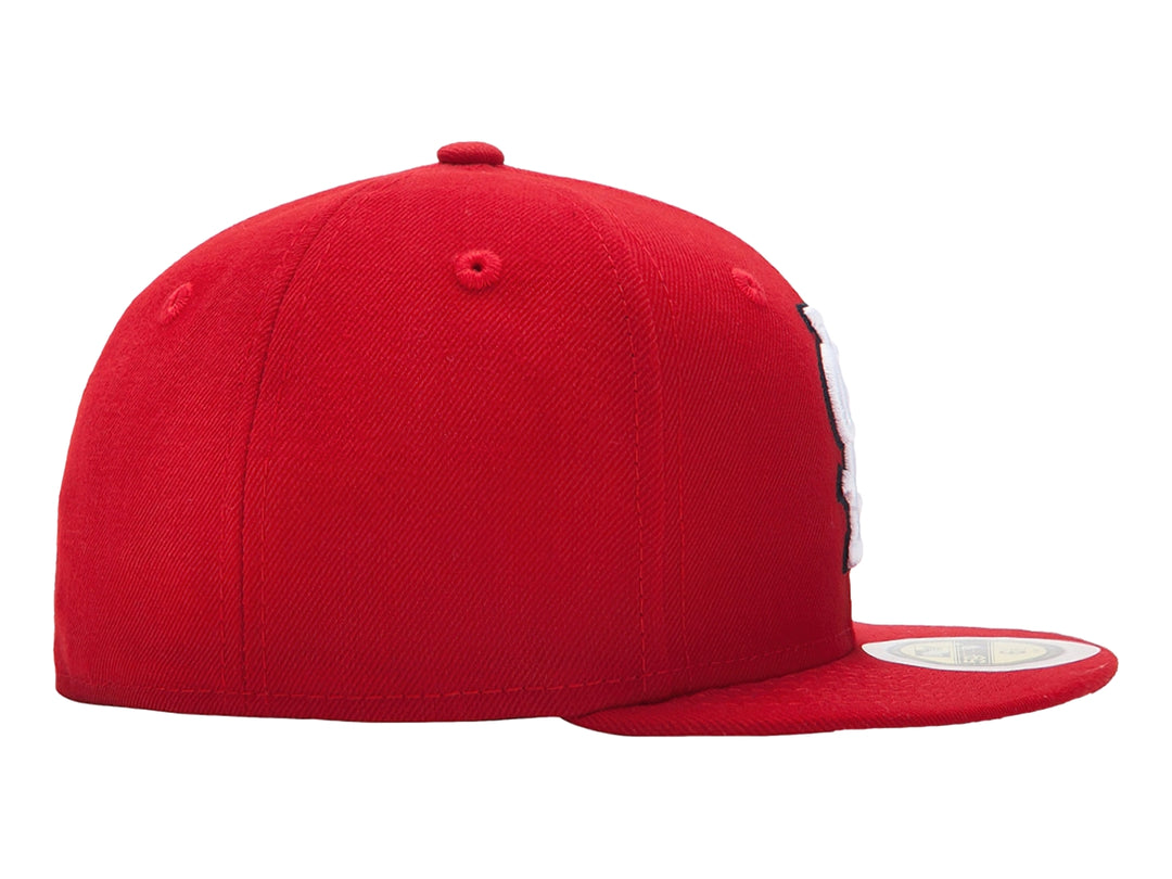 Gorra de béisbol New Era color rojo con logotipo bordado en blanco y visera plana.