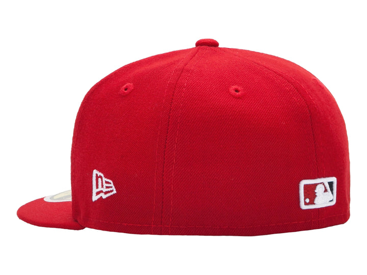 Gorra de béisbol New Era color rojo con logotipo bordado en blanco y visera plana.