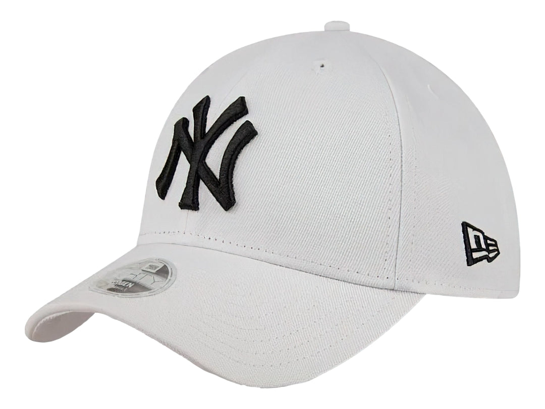 Gorra de béisbol blanca de New Era con logotipo de New York Yankees bordado en negro.