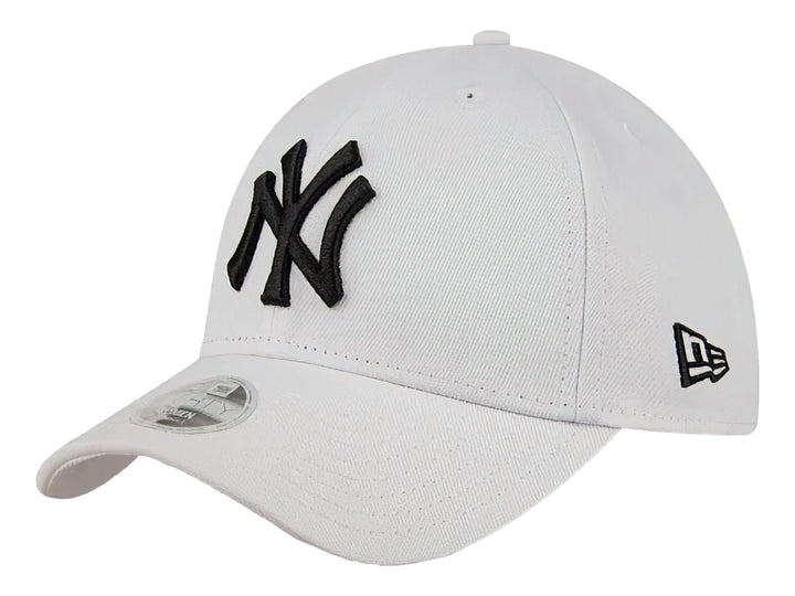 Gorra de béisbol blanca de New Era con logotipo de New York Yankees bordado en negro.