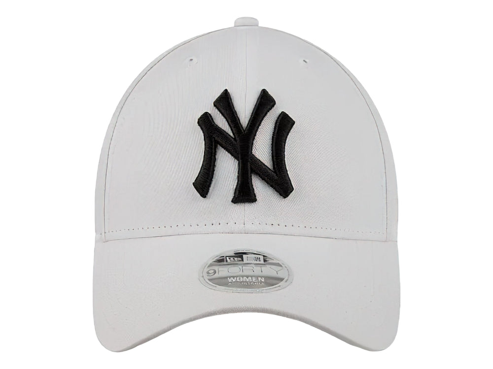 Gorra de béisbol blanca de New Era con logotipo de New York Yankees bordado en negro.